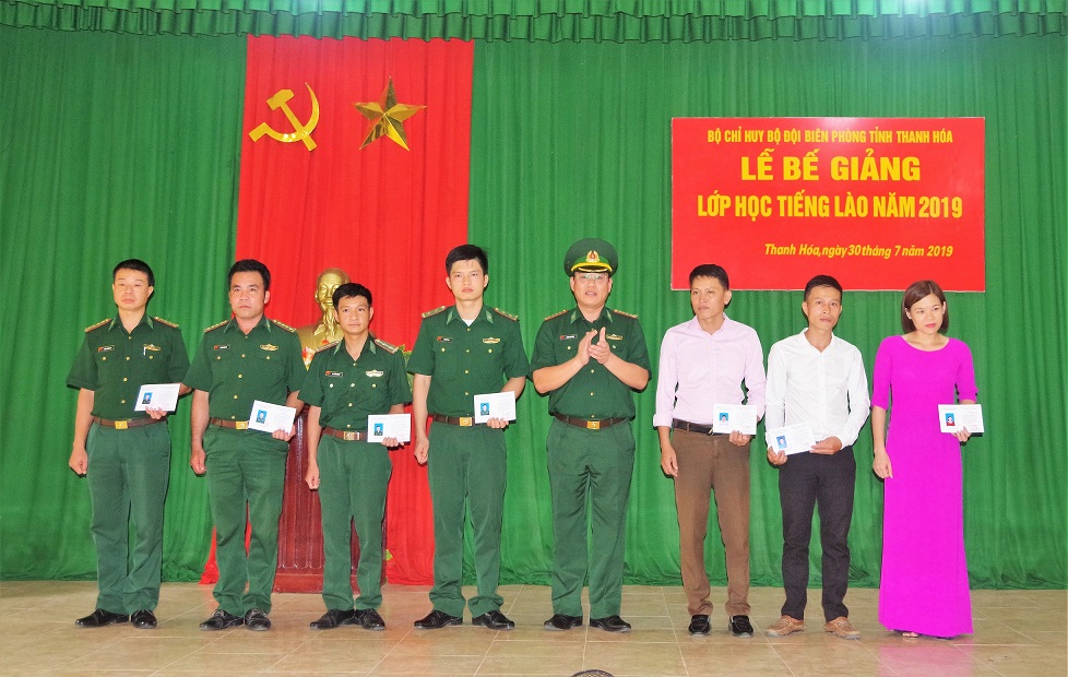 Thanh Hóa: Gần 50 học viên được cấp chứng chỉ tiếng Lào 